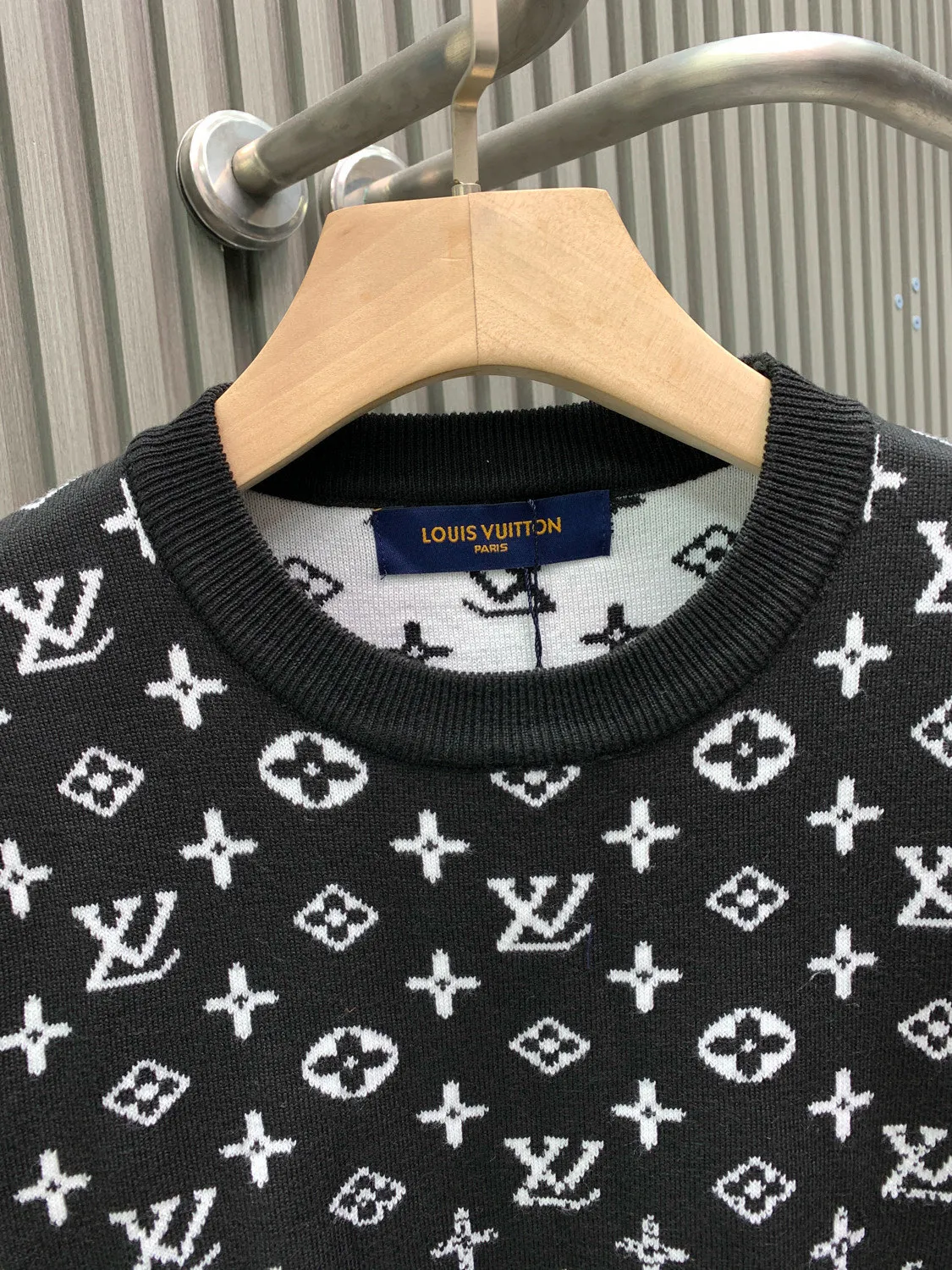 🅿️280 🀄️ LOUIS VUITTON/Louis Vuitton's new autumn and winter SE MONOGRAM gradient crew neck sweater, all-over gradient, collar chain bottom, fully hemmed (high-end) crew neck sweater, simple yet stylish retro, original custom-made high-weight double-ply fabric, the fabric feels solid, very high-quality to use, soft and delicate next to the body, very refined, showing taste, loose OS cut Original fabric that conforms to the current trend aesthetic. The same official style. It feels very comfortable. The latest counters in autumn and winter are synchronized. OS off-shoulder version is fashionable and individual. Super versatile and good-looking. The sweater is very suitable for both men and women. It has a tag, a collar label, and washed wheat. It has three complete labels.